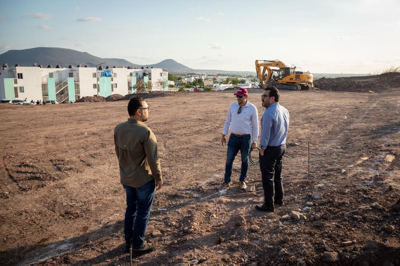 Alcalde de Culiacán y autoridades municipales supervisando obra en un terreno aplanado