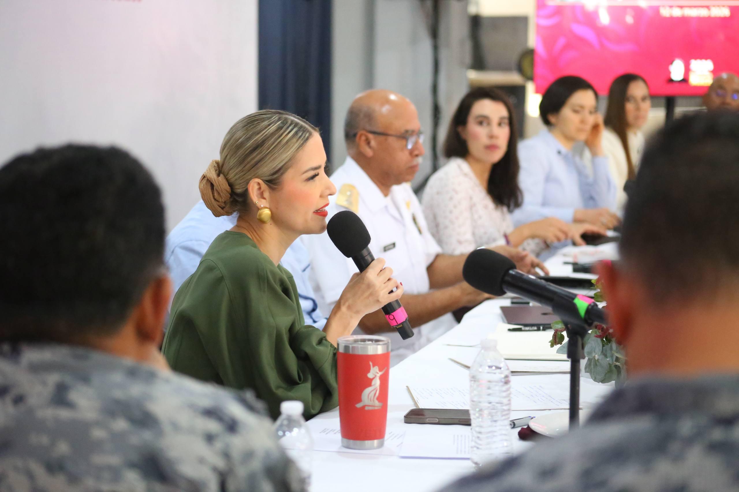 Alcaldesa de Mazatlán Estrella Palacios Domínguez sosteniendo un micrófono y hablando al publico
