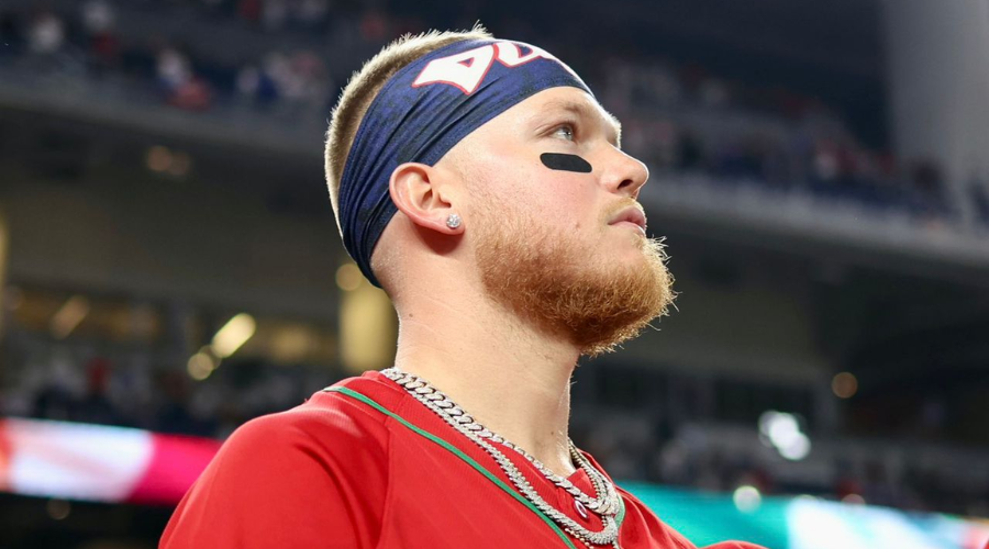 Alex Verdugo mirando hacia el cielo