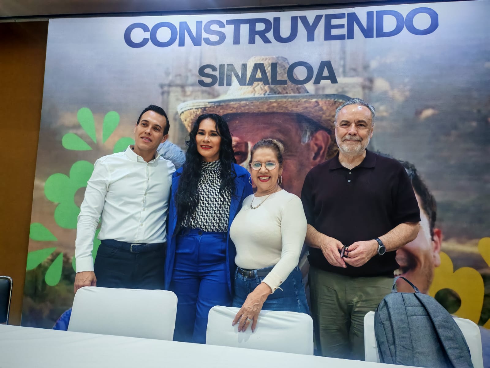 Alfonso cuéllar, vicecoordinador de diputados de Morena y diputados en conferencia durante visita a Culiacán