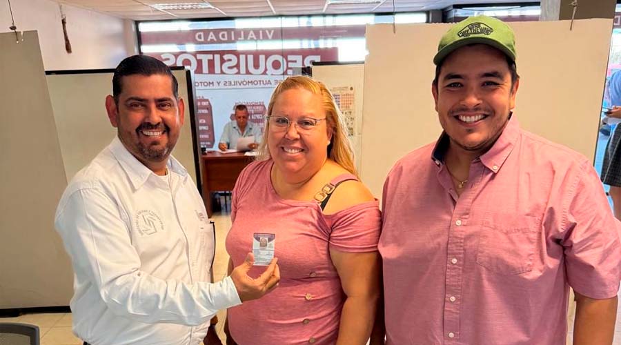 Amelia Irene Robles Román, primera persona en solicitar su licencia de conducir permanente en Los Mochis