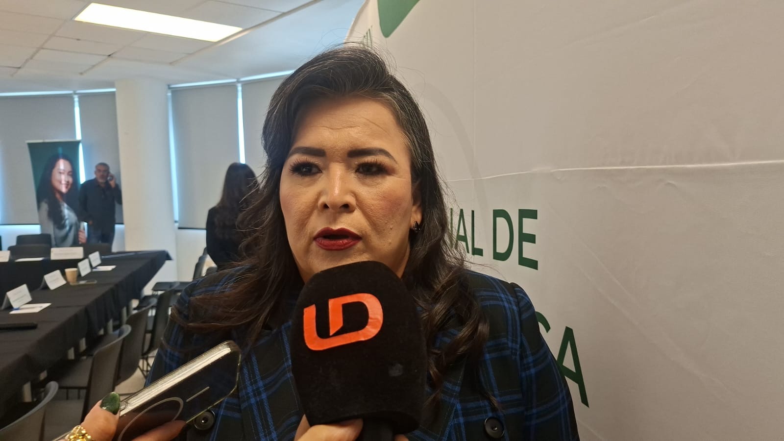 Diputada federal Ana Ayala hablando a micrófono de Línea Directa