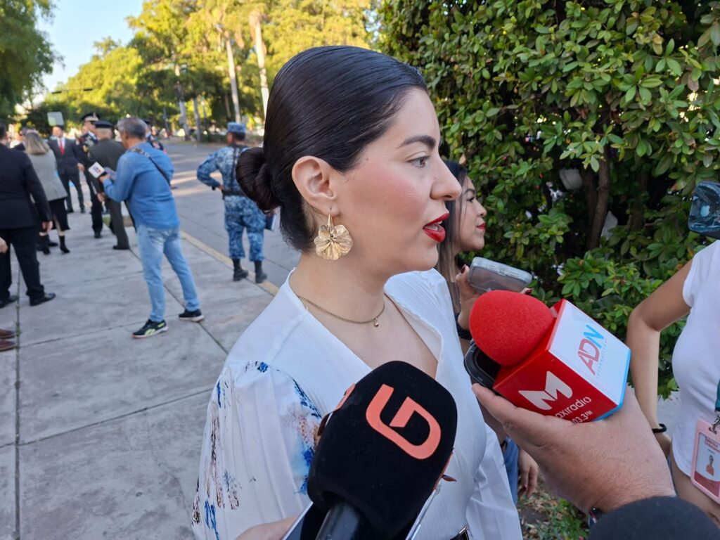 Funcionaria hablando