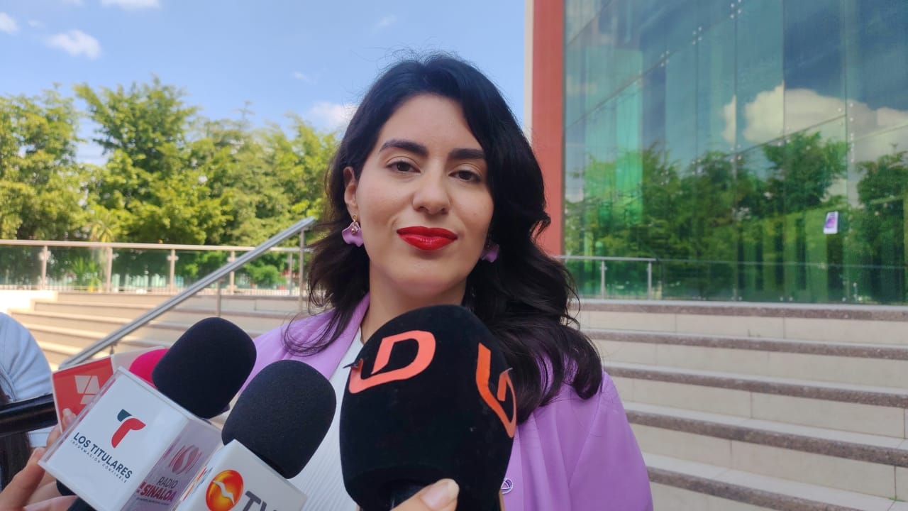 Ana Francis Chiquete Elizalde, títular de Semujeres en Sinaloa, con micrófonos frente a ella