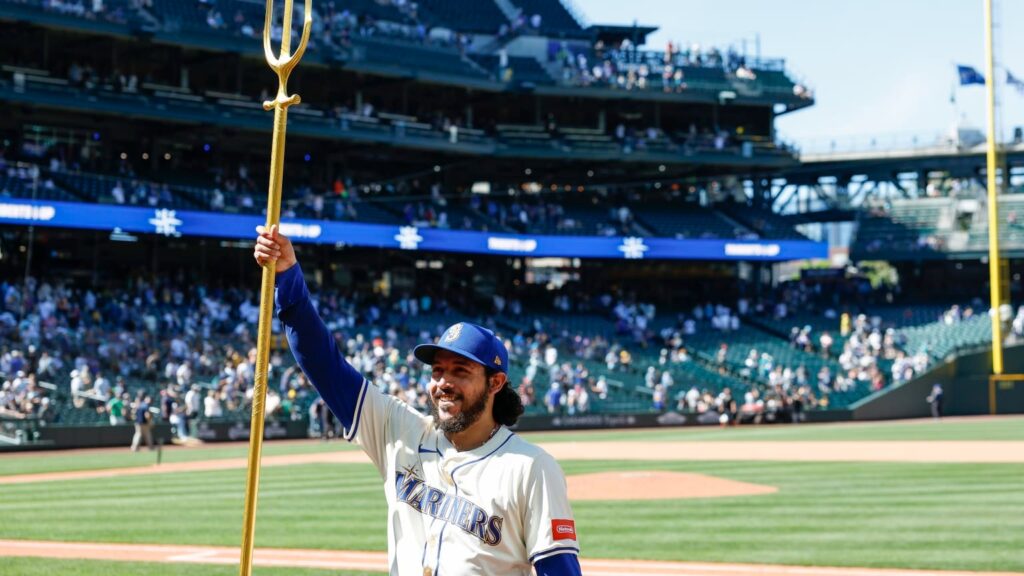 El jugador de beisbol, Andrés Muñóz, en un estadio de beisbol