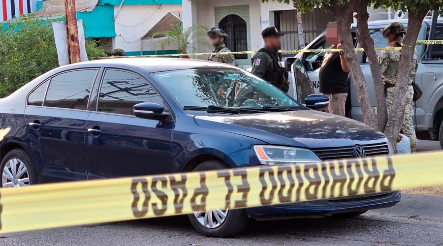 Elementos de seguridad a un costado del auto de un comerciante que fue privado de la libertad en Culiacán