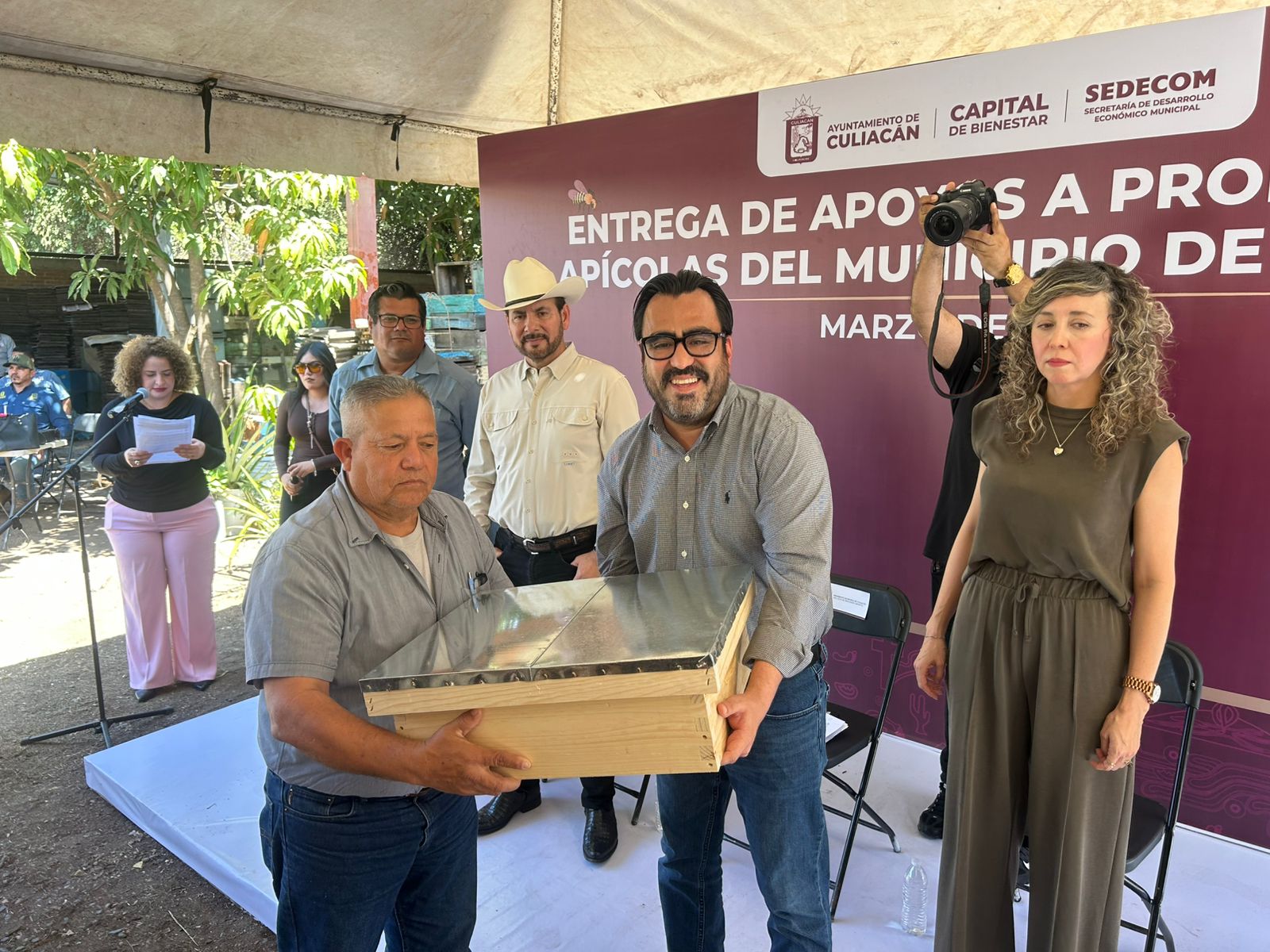 Alcalde Juan de Dios Gámez junto a beneficiado de apicultura