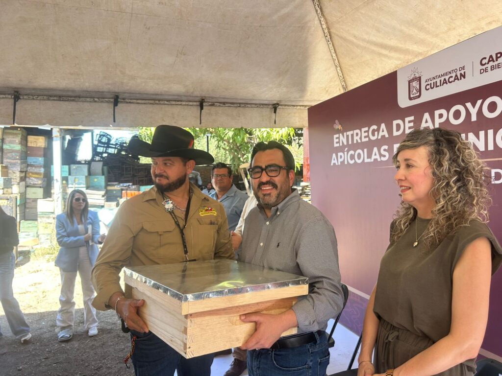 Juan de Dios Gámez con personas en Culiacán