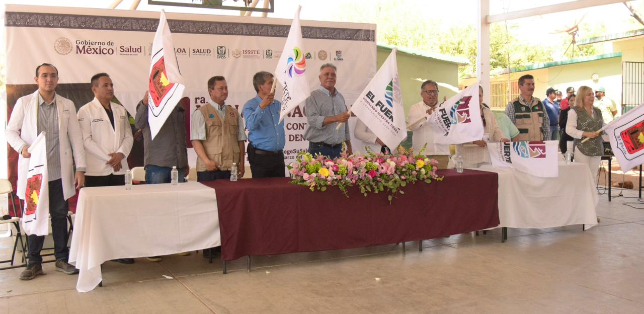 Funcionarios con bandera en mano