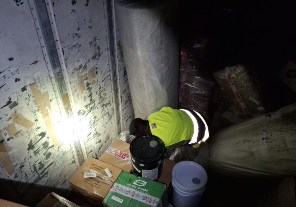 objetos, cajas y cubetas dentro de camión