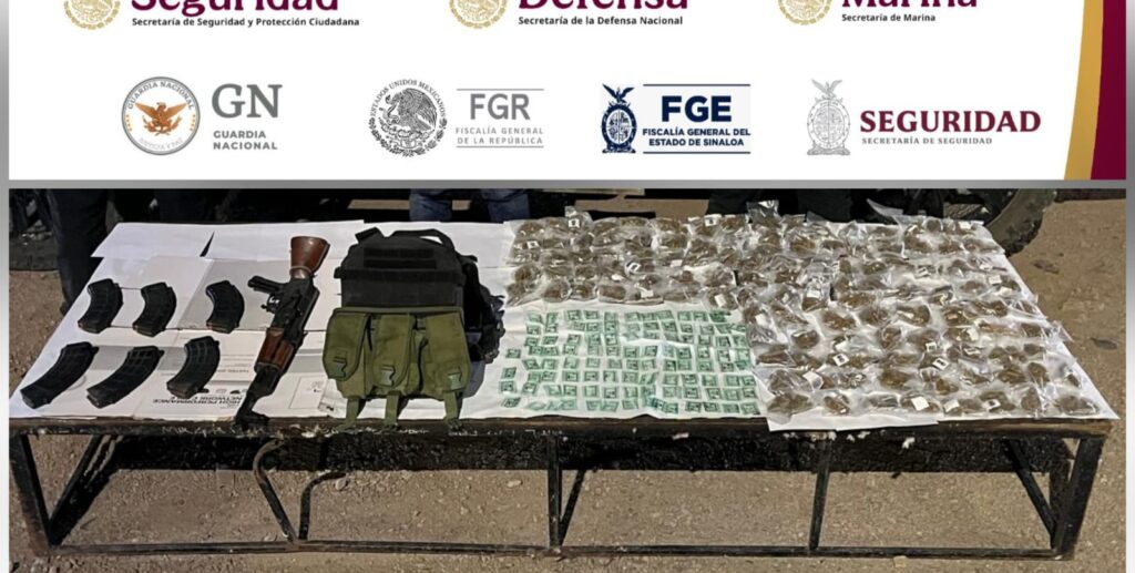 Foto de la FGE con una mesa y armas aseguradas