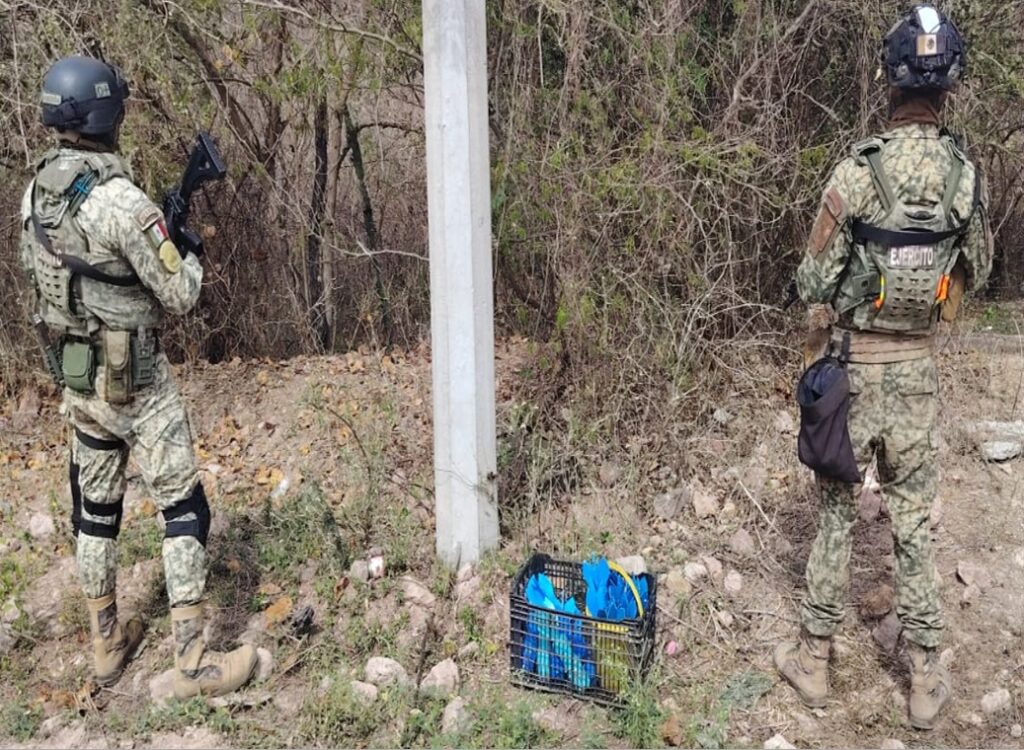Elementos de Ejército Mexicano junto a artefactos explosivos