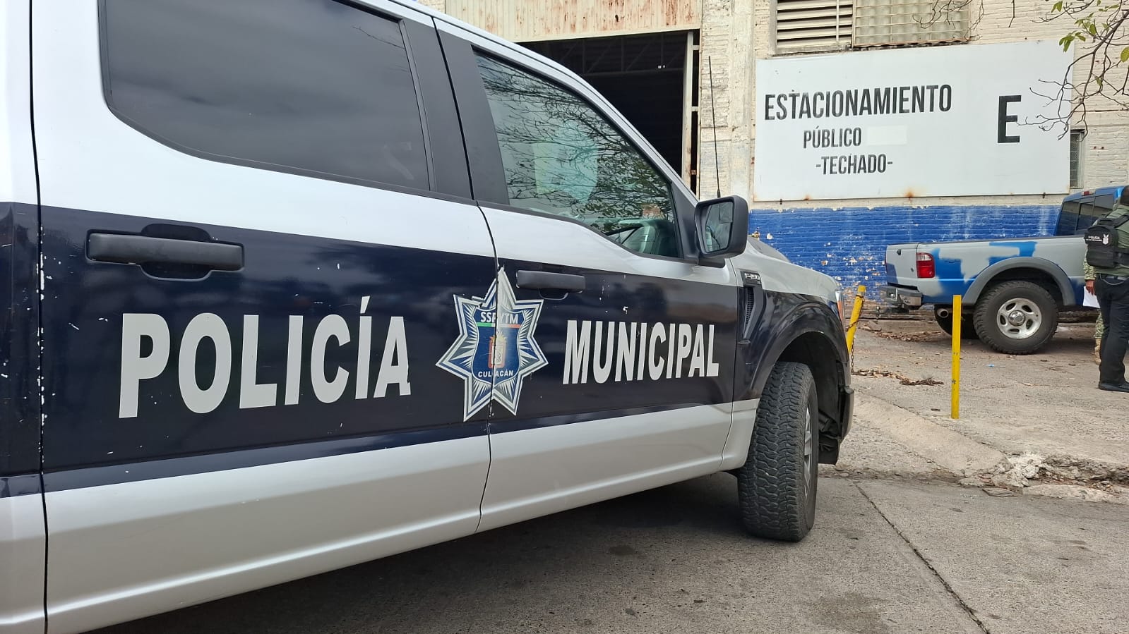 Unidad de policía a las afueras de un estacionamiento