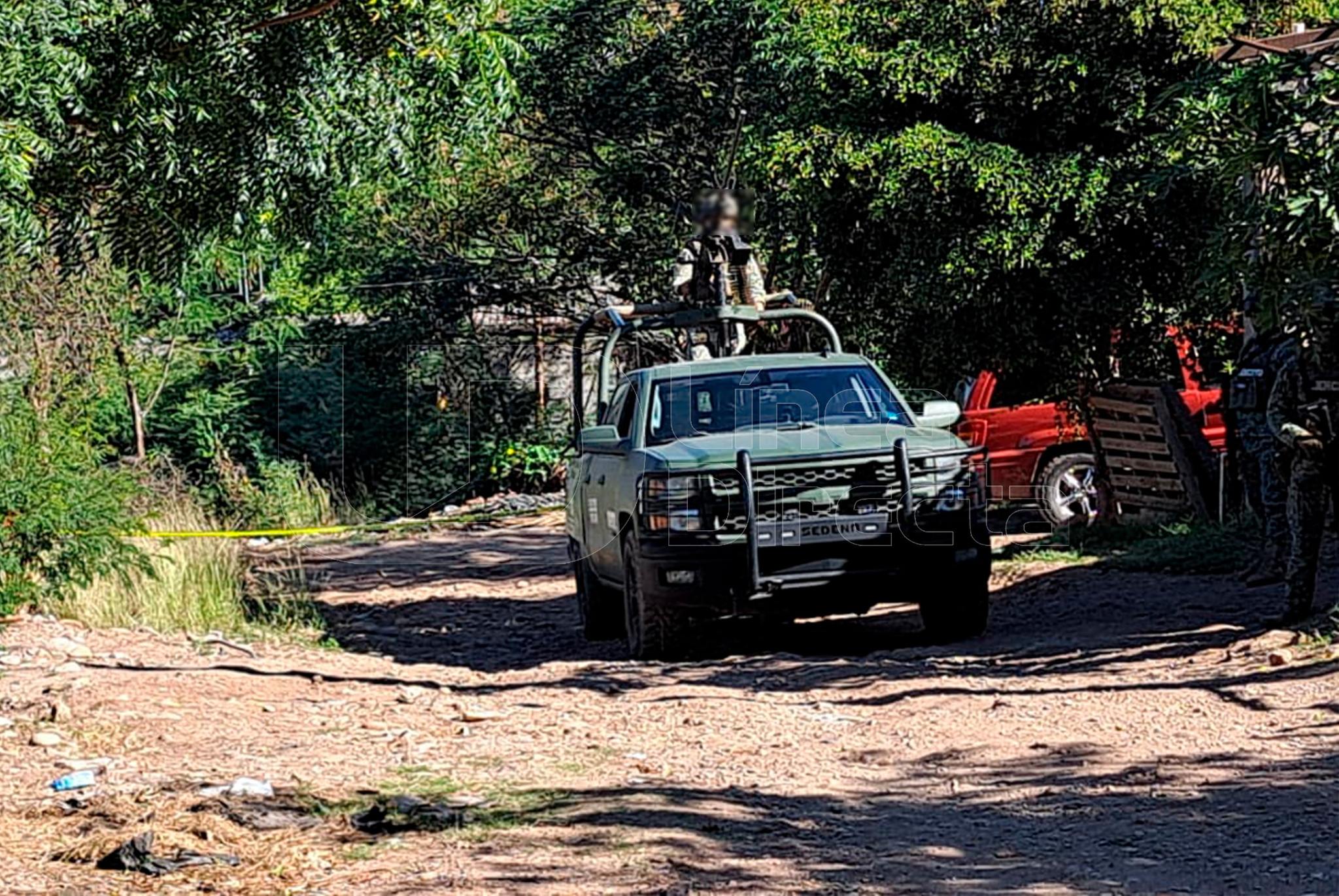 Camioneta del Ejército en una calle sin pavimentar