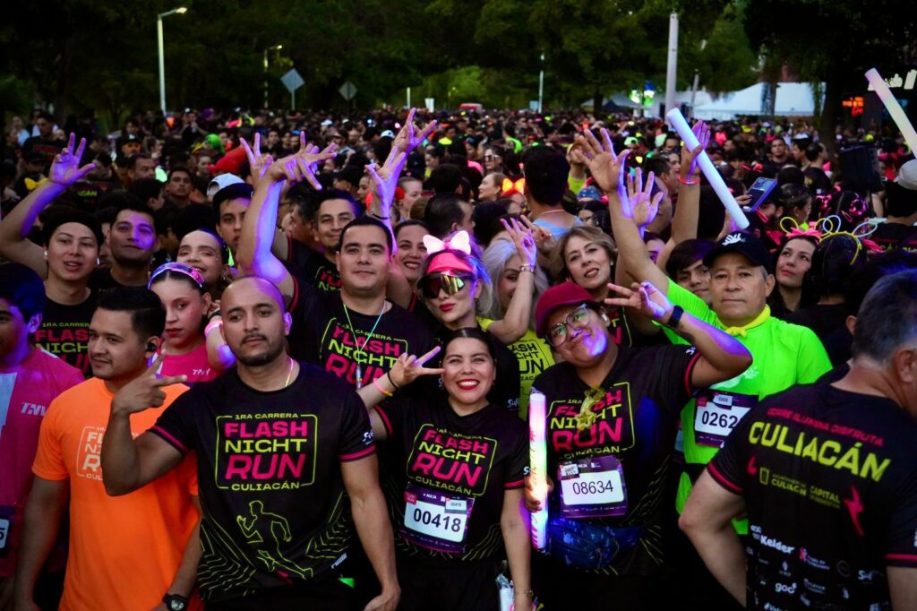 Personas saludan durante participación en el evento Flash Night Run celebrado en Culiacán el 28 de marzo de 2026