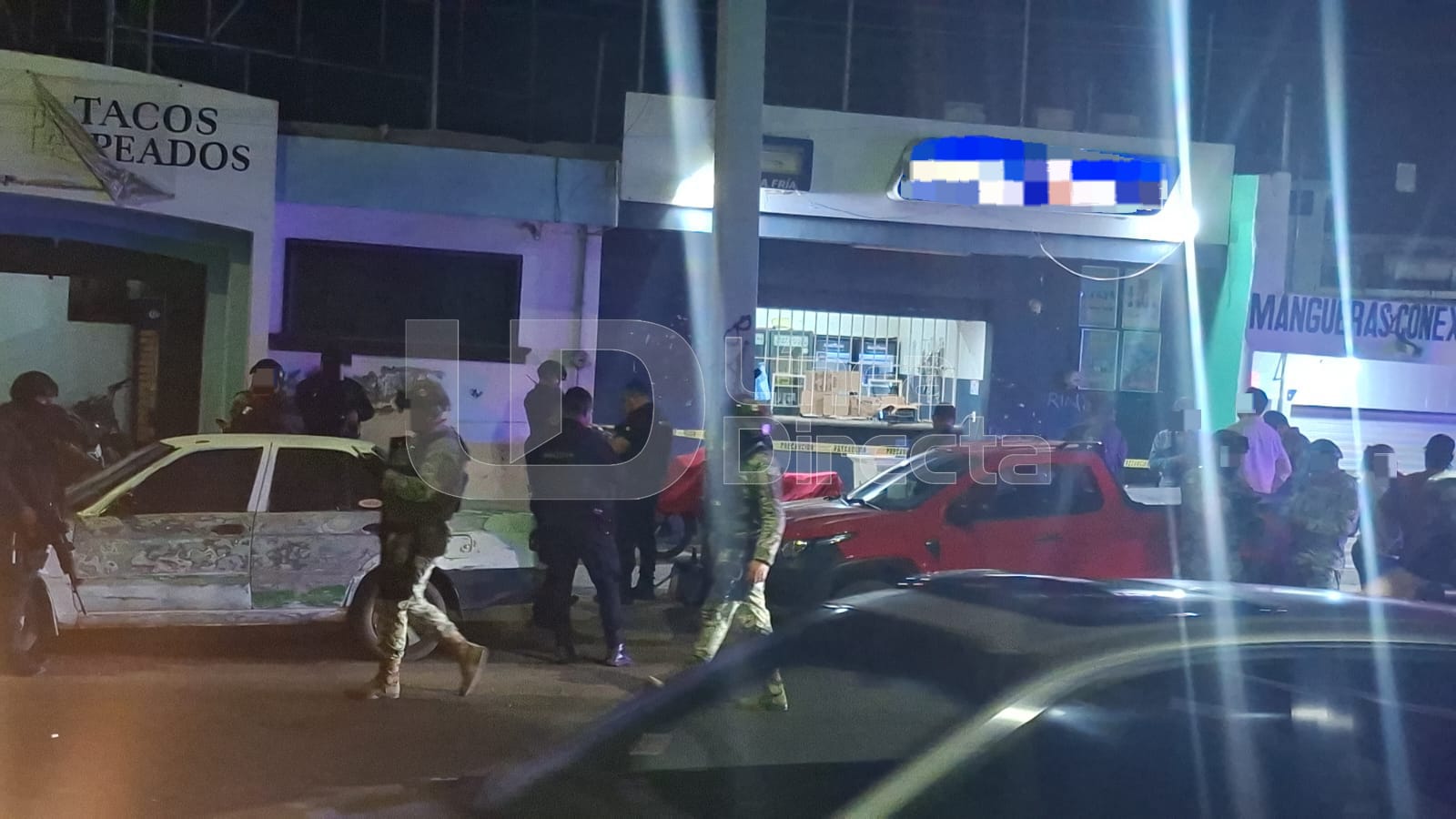 Elementos preventivos en una calle frente a un establecimiento de cerveza