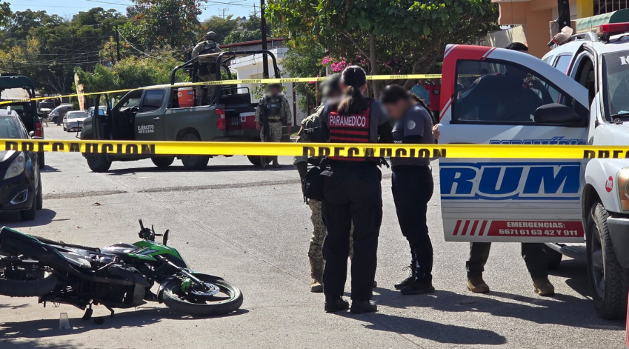 Paramédicos y militares llegan al lugar del homicidio asegurado con cinta amarilla