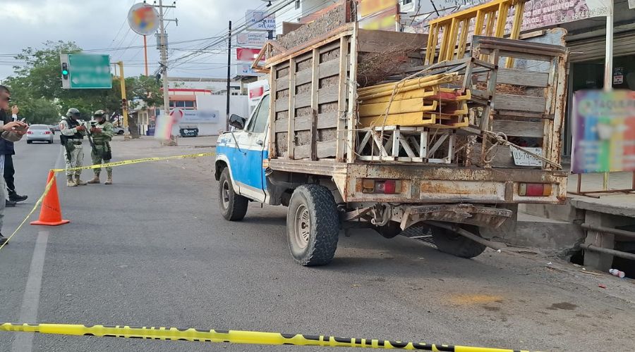 Camioneta estacionada resguardada con una cinta amarilla de precaución y elementos del Ejército Mexicano en el lugar
