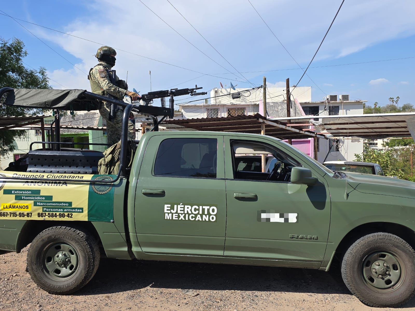 Camioneta del Ejército Mexicano con un militar en la parte trasera
