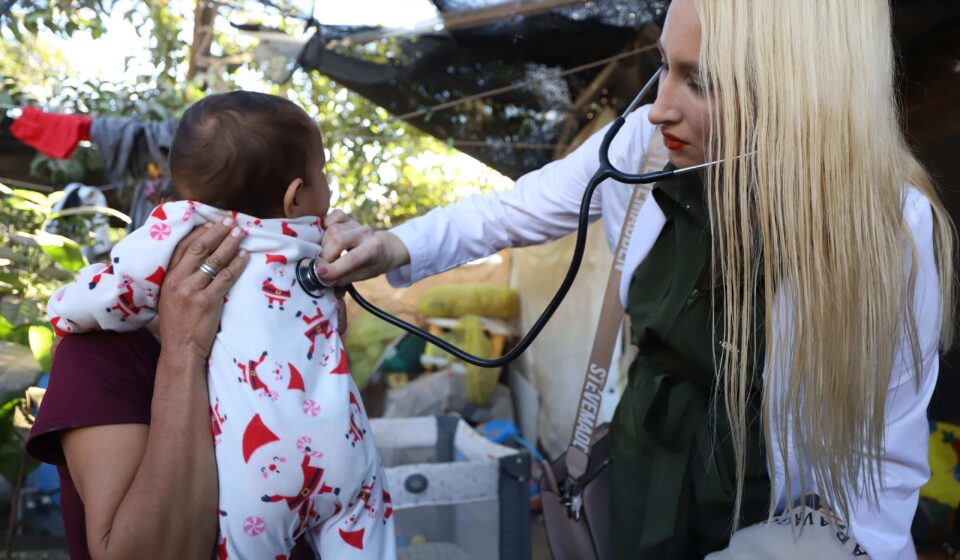 Atención médica a hijos de jornaleros en Guasave