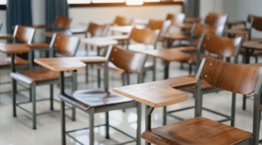 Butacas vacías en un aula