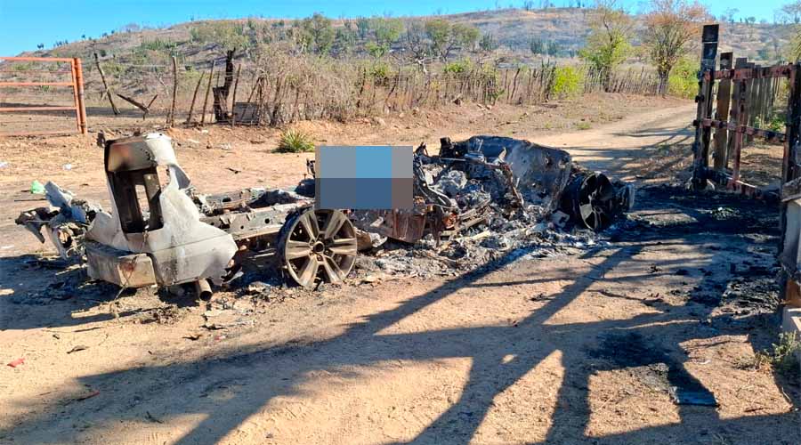 Camioneta quemada por ataque de dron en Sanalona, Culiacán