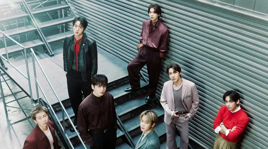 integrantes del grupo BTS en unas escaleras