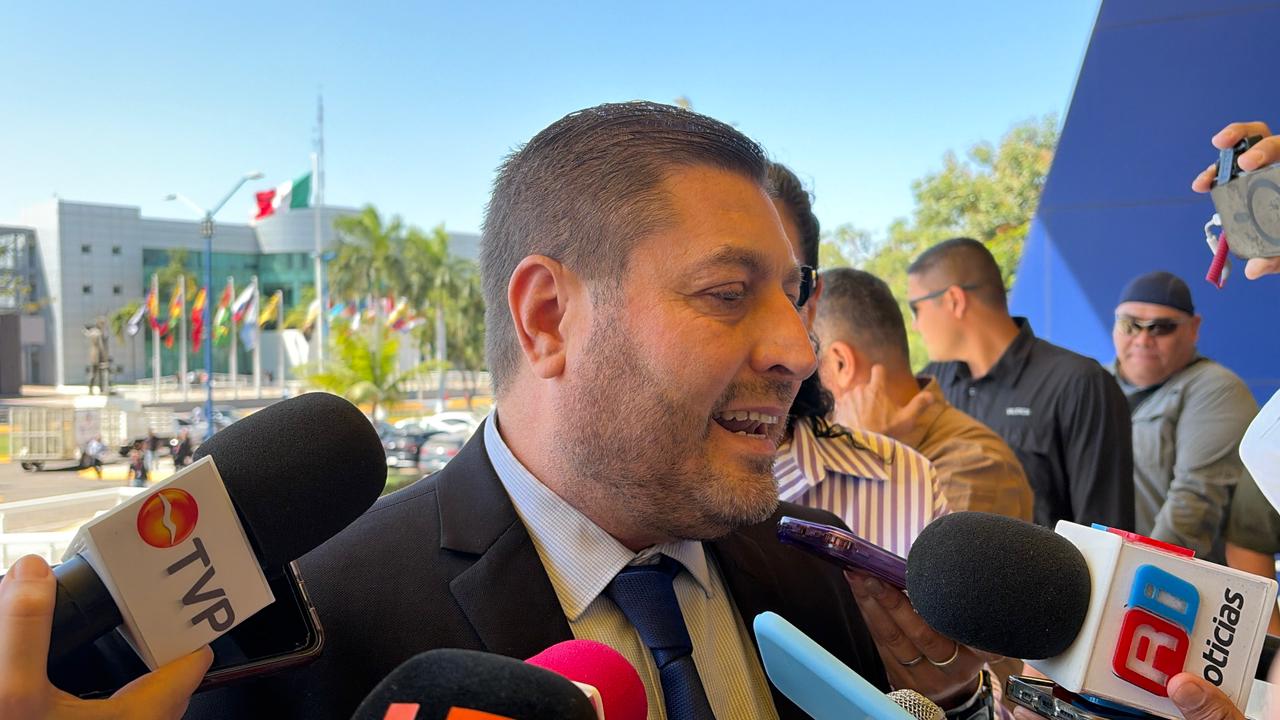 José Paz López Elenes hablando a micrófonos de reporteros