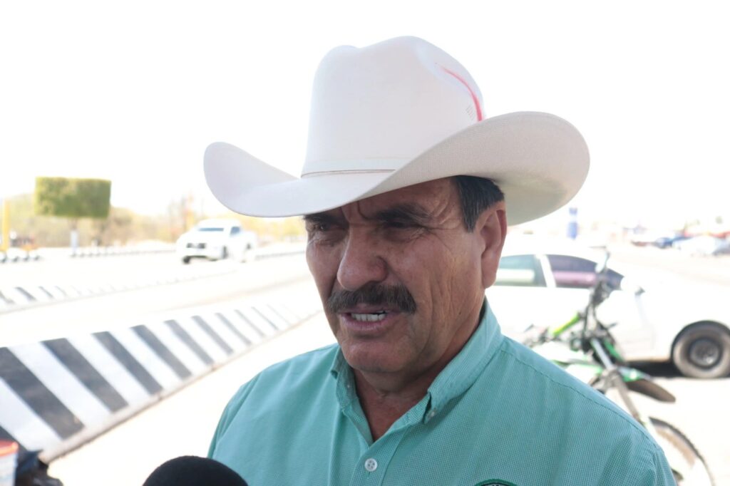Baltazar Valdez Armentía siendo entrevistado por los medios
