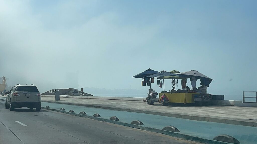 Vista hacia la zona costera de Mazatlán, obstaculizada por la neblina