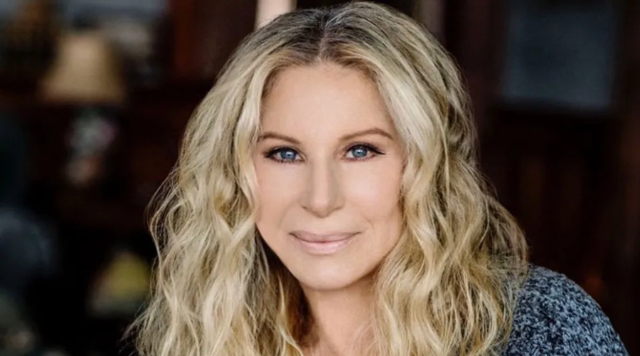 La actriz y compositora Barbra Streisand posando para la fotografía