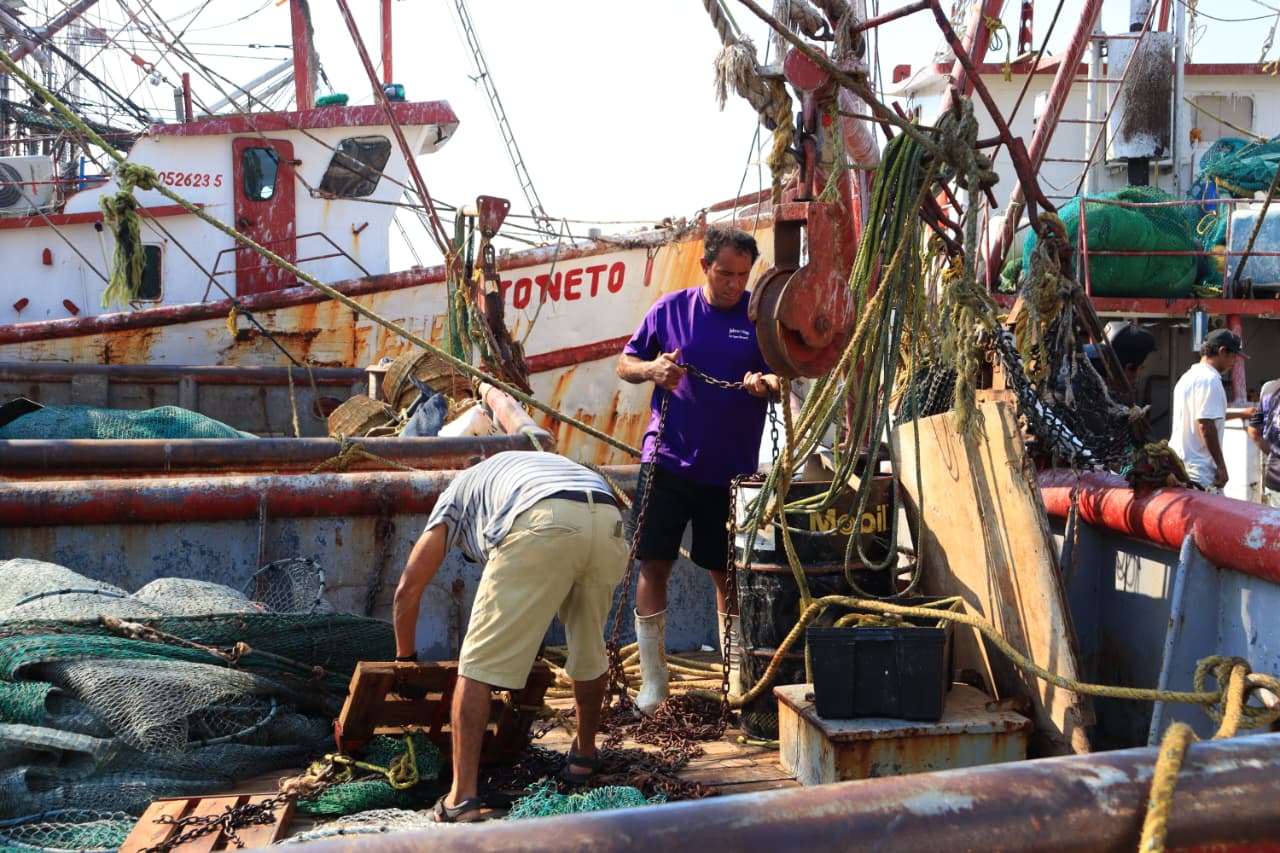 Personas en un barco de carga camaronera