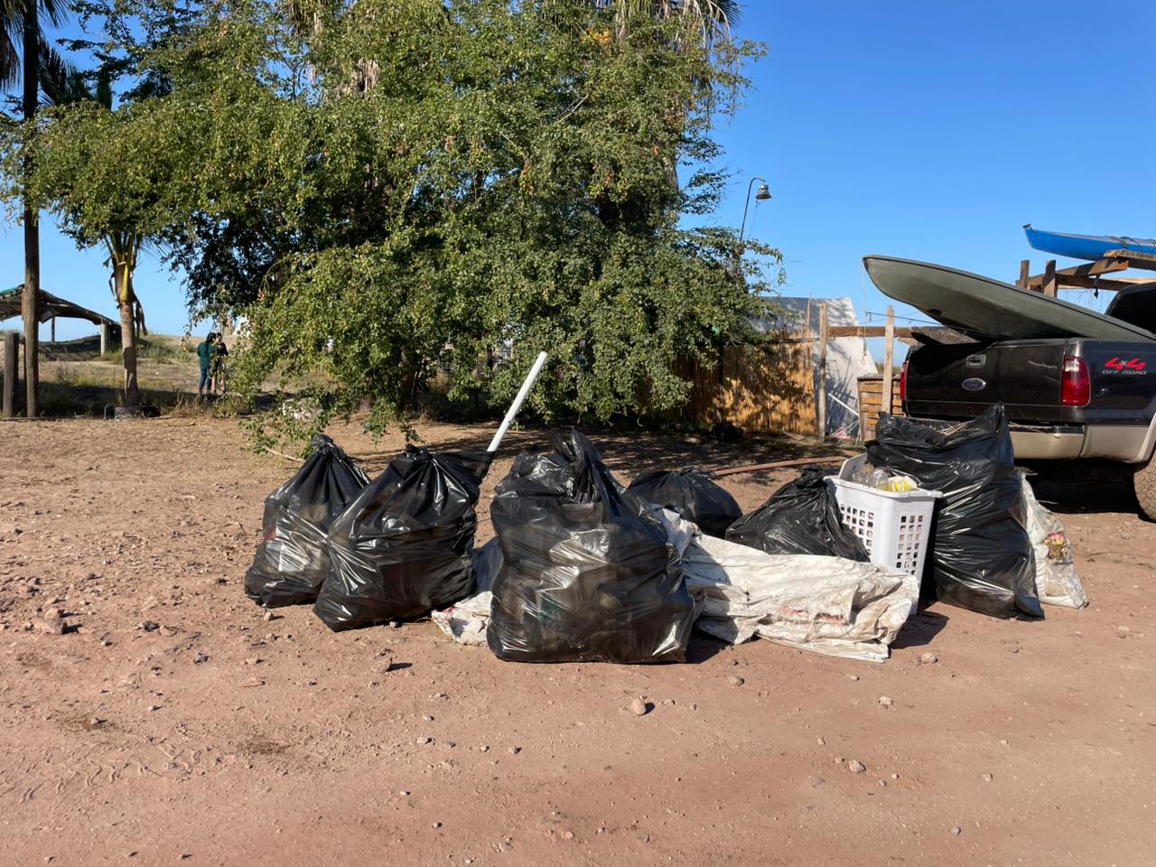 Basura recolectada en la playa El Maviri, en Ahome