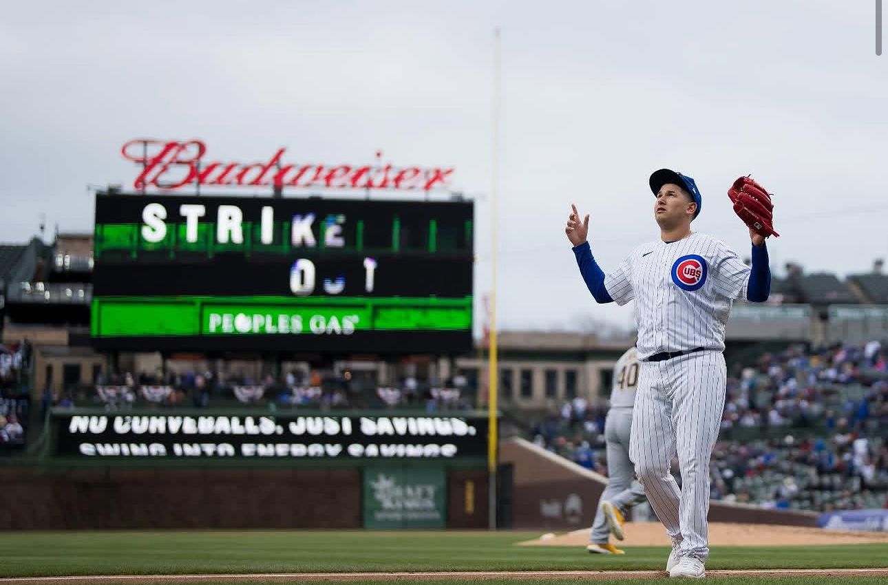 Javier Assad en cancha de béisbol