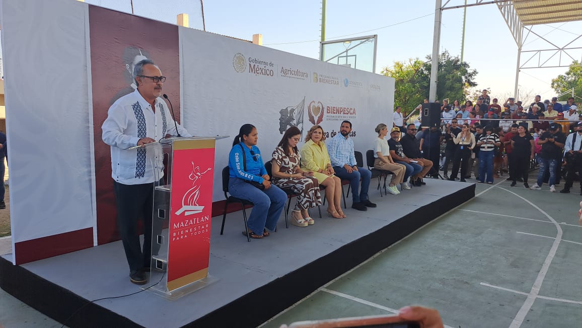 Funcionarios hablando al frente