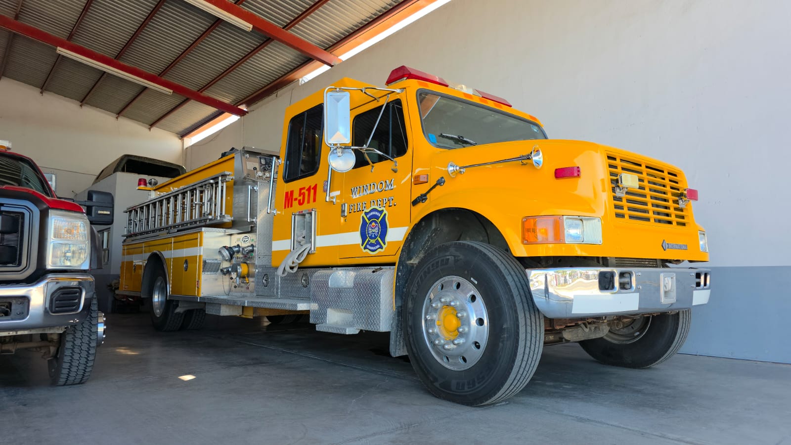 Camión de bomberos de color amarillo