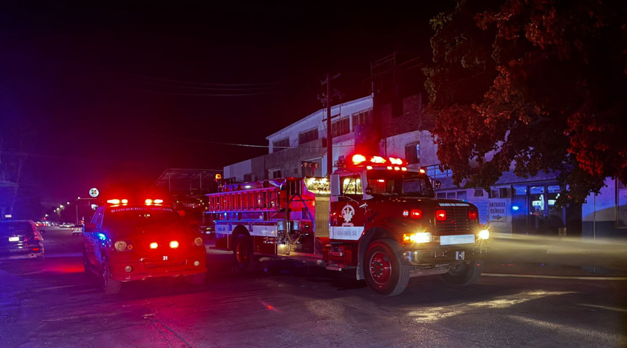 Bomberos de Los Mochis acuden a la casa que sufría un incendio