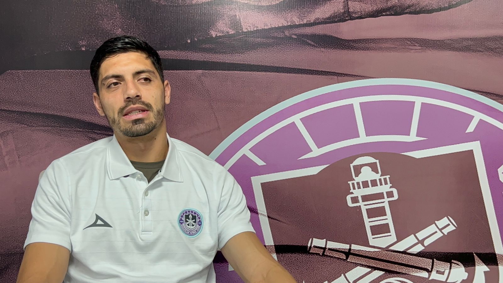 Brian Rubio dando entrevista