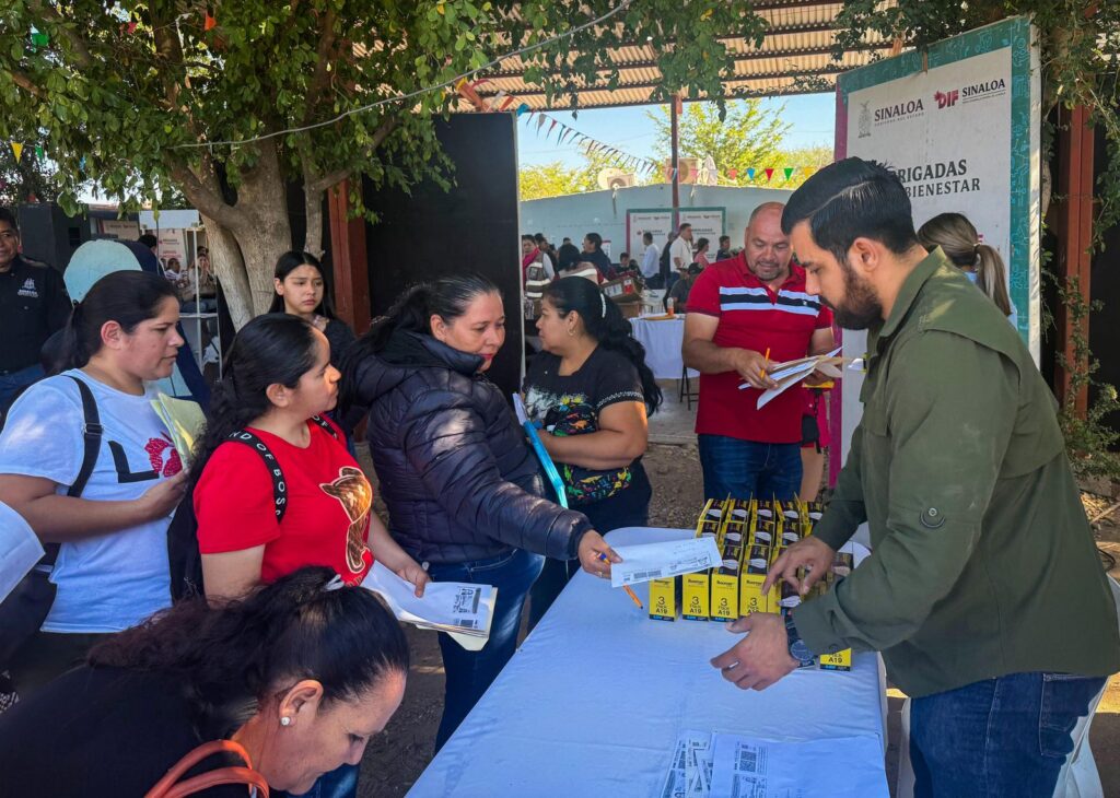 Entrega de focos ahorradores por parte de Sebides en las Brigadas para el Bienestar de DIF en Sinaloa de Leyva.