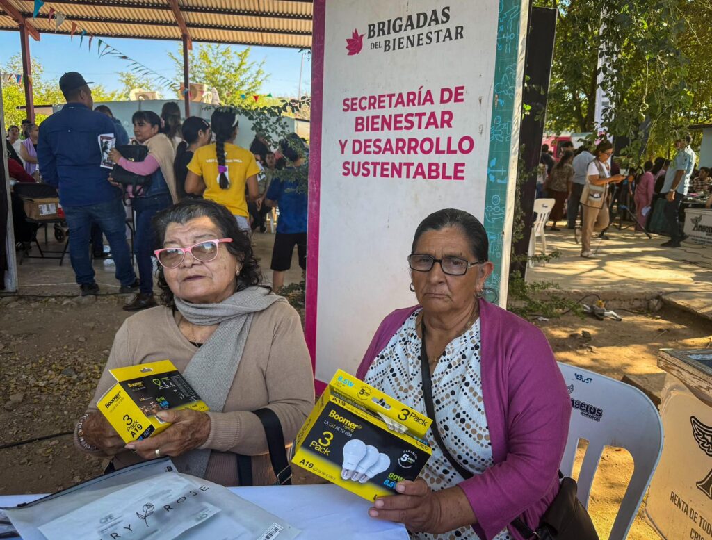 Entrega de focos ahorradores por parte de Sebides en las Brigadas para el Bienestar de DIF en Sinaloa de Leyva.