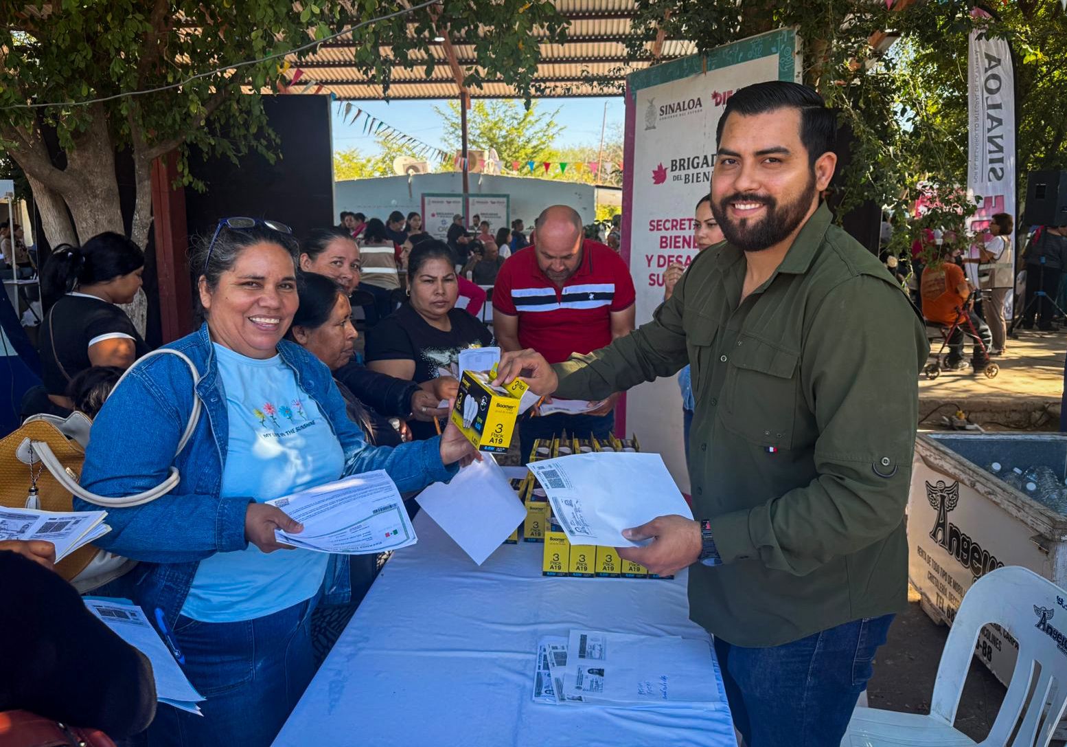 Entrega de focos ahorradores por parte de Sebides en las Brigadas para el Bienestar de DIF en Sinaloa de Leyva.