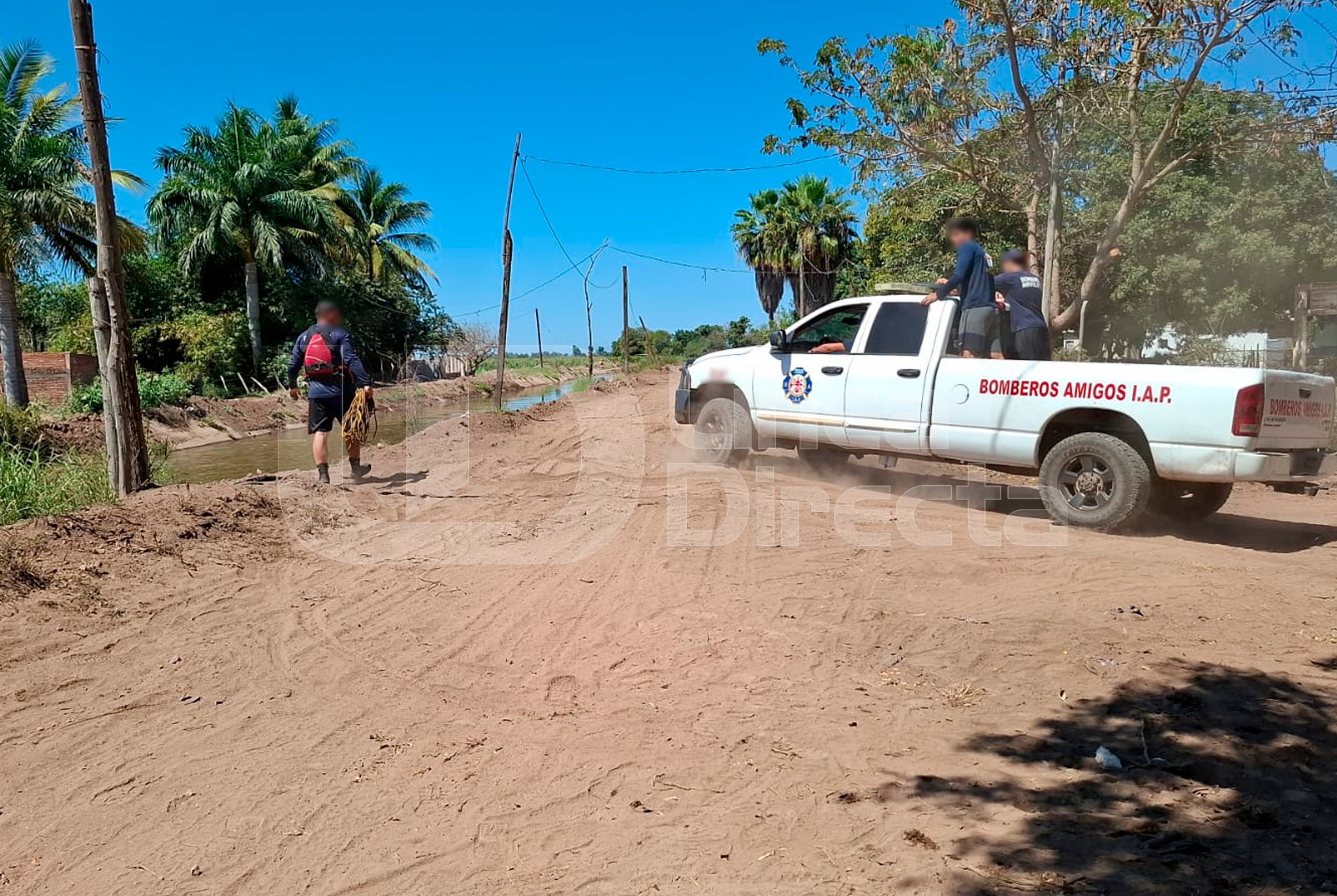 Camioneta de Bomberos al lado de un canal