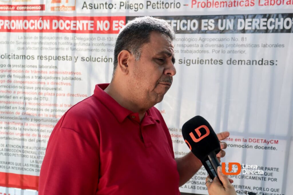 Tarabajador del CBTA 81 con el micrófono de Línea Directa