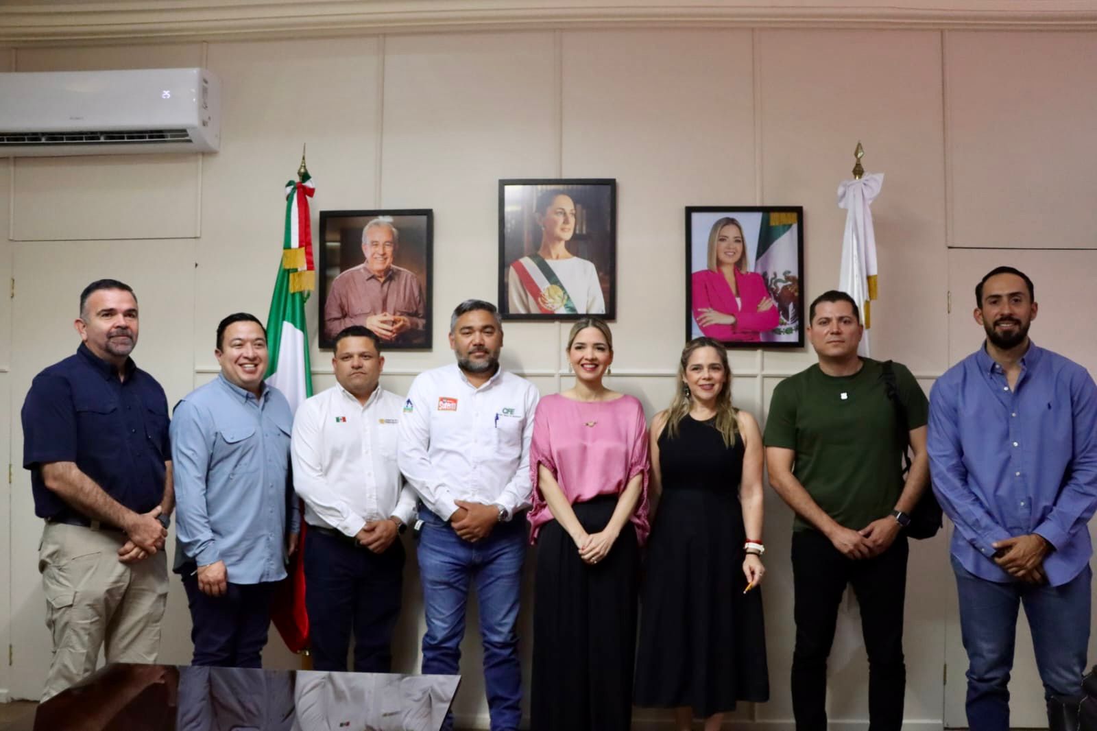 Autoridades de Mazatlán y CFE posando para la foto