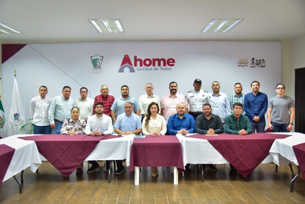 Funcionarios de Ahome posando para la foto