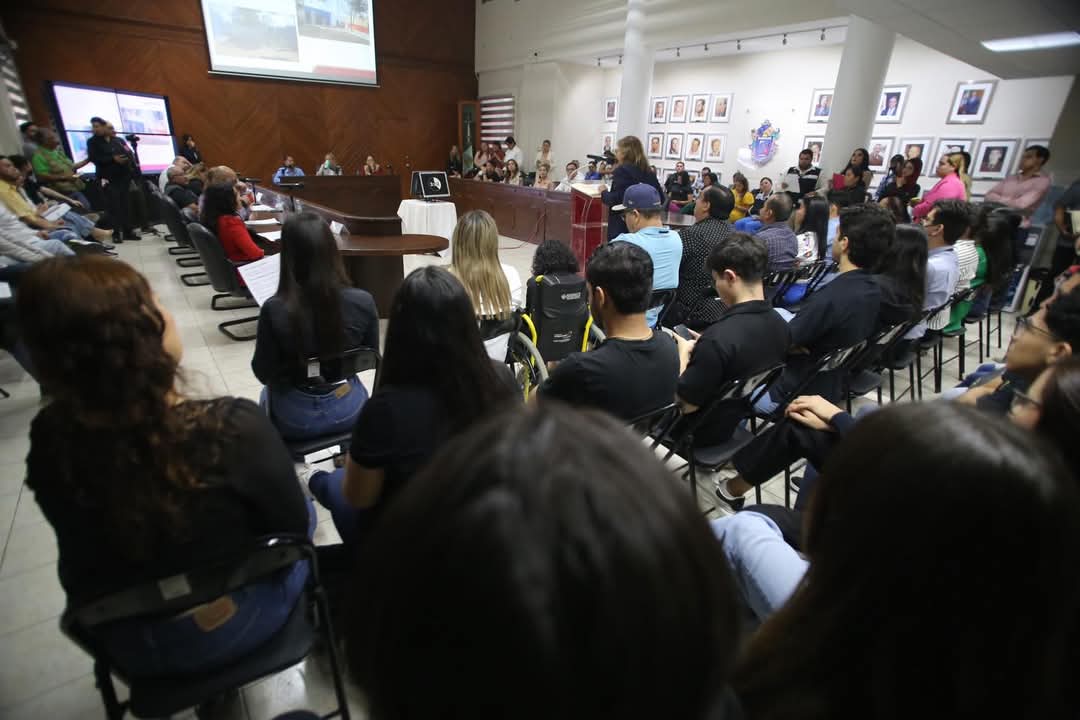 Autoridades y ciudadanos dentro de las instalaciones del ayuntamiento de Mazatlán durante sesión de cabildo