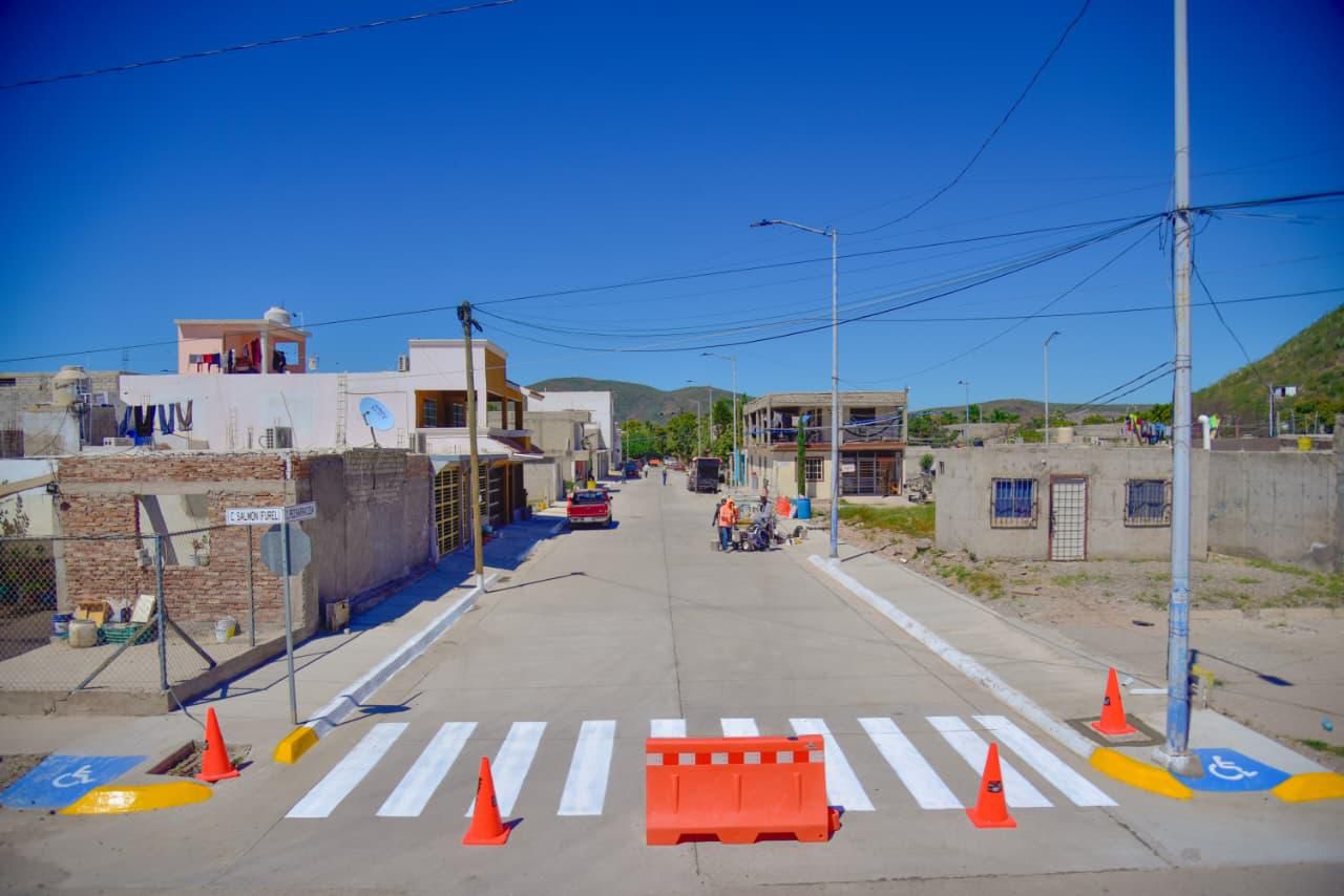 Calle en obra de pavimentación con conos de seguridad delimitando la zona