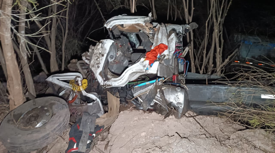 Unidad de transporte completamente dañada localizada en un barranco