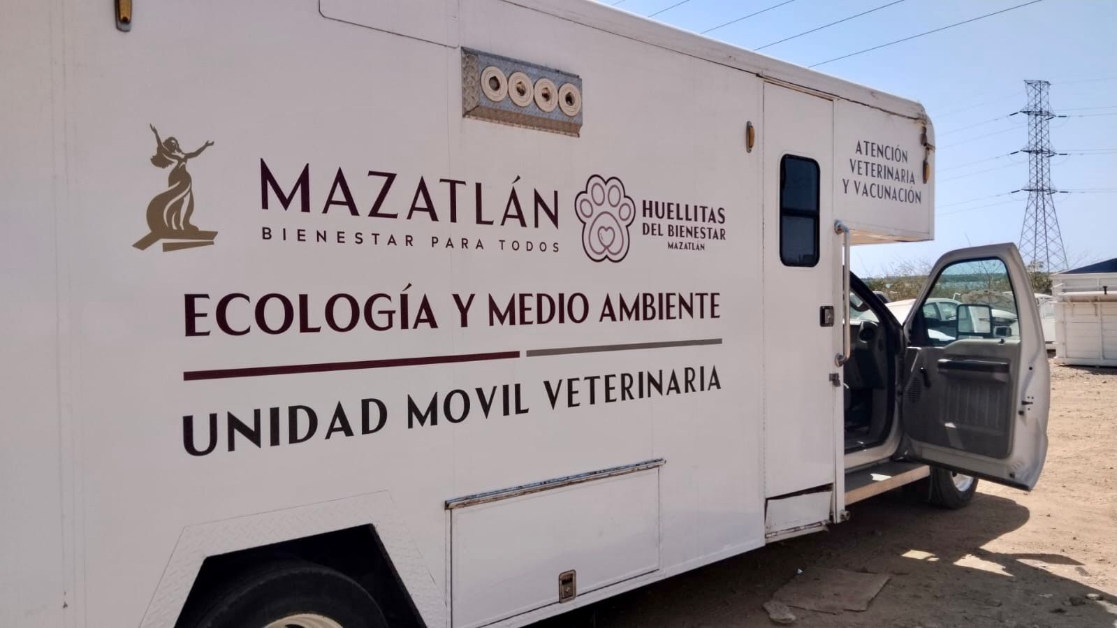 Camión esterilizador en el fraccionamiento Santa Teresa, en Mazatlán