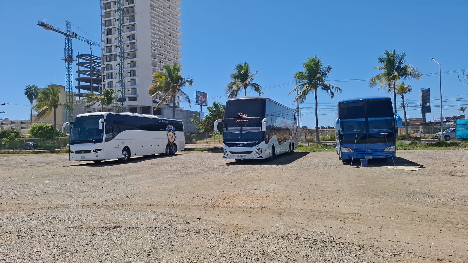 Tres camiones estacionados